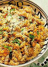 fusilli mit gemüsesauce (ausländisch)
