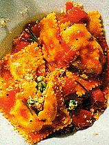 gemüse-ravioli mit tomatensauce (ausländisch)