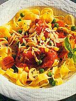 nudeln mit bunter gemüsesauce (ausländisch)