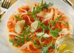 pizza mit rucola, schinken und parmesan (ausländisch)