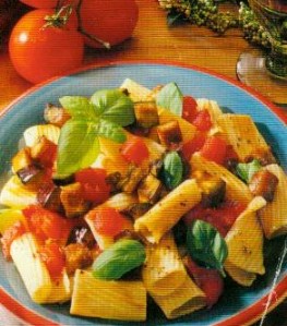 rigatoni mit tomaten und glasierten auberginen (ausländisch)
