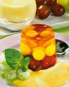 buntes traubengelee mit vanillesauce (dessert)