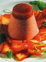 erdbeer-mousse auf früchten (dessert)