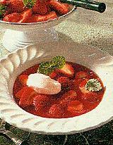 erdbeerkaltschale mit schneeklösschen (dessert)