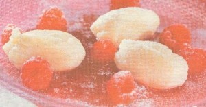 griessnocken auf himbeersauce (dessert)