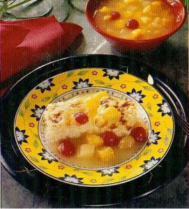 Milchreisschnitte auf Fruchtkompott (Dessert)