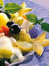 obstsalat mit trauben und joghurtsauce (dessert)