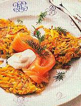 kartoffel-zucchini-puffer mit lachs (fisch)