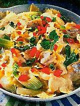 nudelpfanne mit fischfilet (fisch)