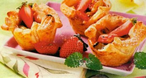 rhabarber-törtchen mit erdbeersahne (kuchen)