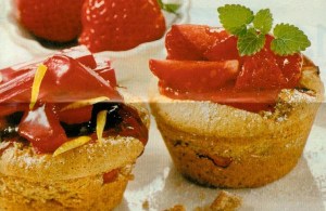 schnelle rhabarber-muffins mit erdbeer-grütze (kuchen)