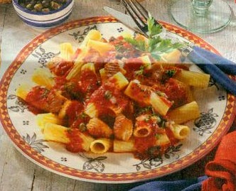 leckere-nudeln-mit-tomaten-sauce-geflugel