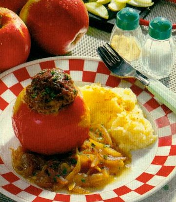 gefüllte äpfel auf zwiebelgemüse (hack)