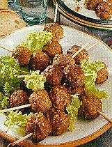 mini-frikadellen auf spiessen (hack)