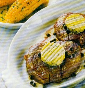 filetsteak mit gegrillten maiskolben (rind)