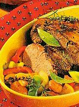 gespickte lammkeule mit knoblauch (lamm)